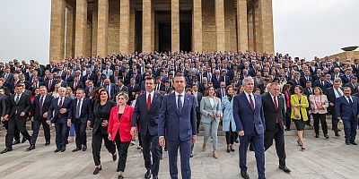 CHP'LİLER ANITKABİR'DE... CHP LİDERİ ÖZEL: 