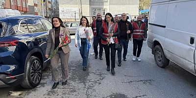 CHP Sultangazi Kadın Kolları’ndan Emekçi Kadınlara Karanfil Dağıtımı