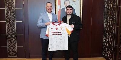 Cihan Polat’tan Başkan Dursun’a Anlamlı Ziyaret ve Galatasaray Hediyesi