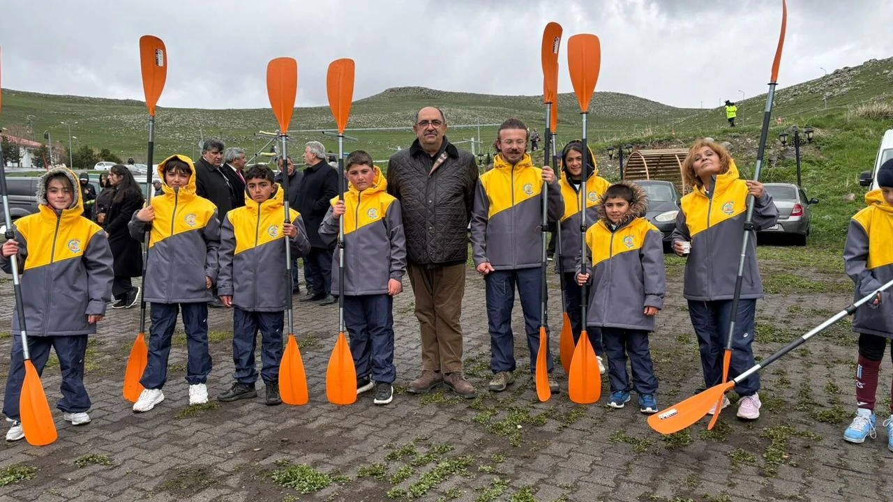 Çıldır Gölü’nde kanolarla 19 Mayıs coşkusu