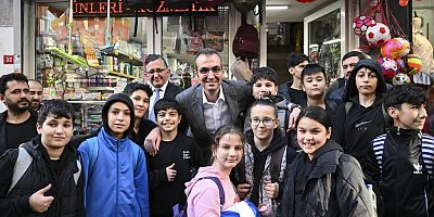 Çocuklardan  CHP'li Resul Emrah Şahan'a Yoğun İlgi