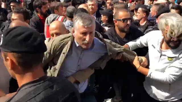 Cumartesi Anneleri davası öncesi polis müdahale etti: Alper Taş gözaltına alındı!