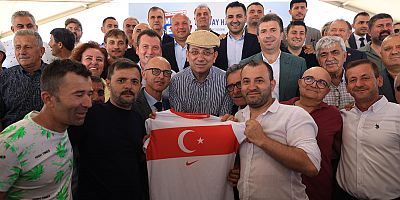 DENEME TOHUMLARININ İLK HASADINI ÇİFTÇİ TARLADAÇALIŞIR’LA BİRLİKTE YAPTI