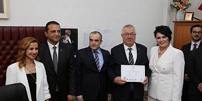 Edremit Belediye Başkanı Mehmet Ertaş  Edremit Adliyesi’nde mazbatalarını aldı.