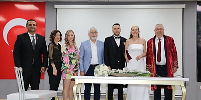 Edremit Belediye Başkanı Mehmet Ertaş, ilk nikahı kıydı