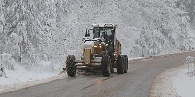 Edremit Belediyesi Kazdağları’nda etkili olan kar yağışı nedeniyle bölgede yol açma çalışmalarını sürdürüyor.
