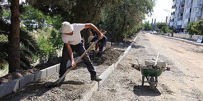 EDREMİT BELEDİYESİ ÜLKÜ YOLU CADDESİ’Nİ YENİLİYOR