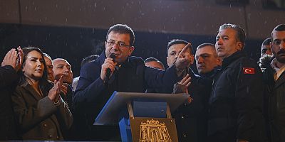 Ekrem İmamoğlu Beşiktaş Belediyesi önünde konuştu: Asla yılmayacağız, asla yıkılmayacağız