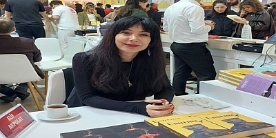 Elif Akpolat , TÜYAP’ta imza günü düzenledi