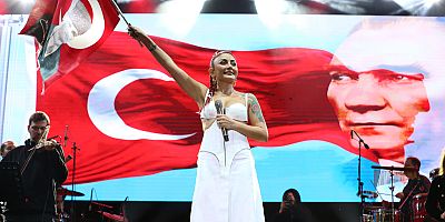 Eyüpsultan’da Melek Mosso’yla cumhuriyet coşkusu