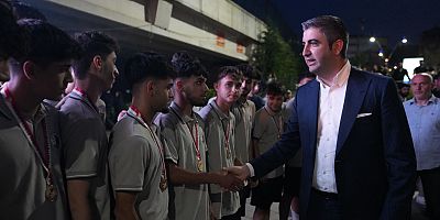 Fenerbahçe Beko’nun Zaferi Kartal Neyzen Tevfik Meydanı’nda Kutlandı