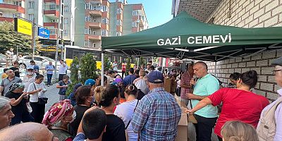 Gazi Mahallesi'nde aşure kazanları birlik beraberlik için kaynadı 