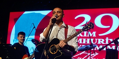 Gaziosmanpaşa Belediye Başkan Vekili Eray Karadeniz gitar çalıp şarkı söyledi