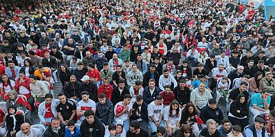 Gaziosmanpaşa’da Dev Ekranda Milli Heyecan: Vatandaşlar A Milli Takım İçin Tek Yürek Oldu