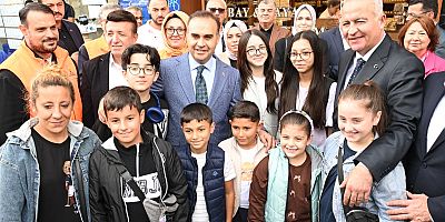 Gaziosmanpaşa Meydanı’nda Esnaf Buluşması: Bakan Kacır ve Başkan Ergüneş Vatandaşlarla Selamlaştı