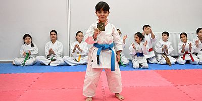 GAZİOSMANPAŞALI KAAN AYAZ’DAN 7 YAŞINDA ÇİFTE ŞAMPİYONLUK