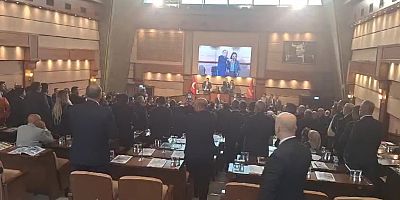 İBB Meclisi'nde gerginlik birbirlerinin üzerine yürüyüp su ve kitapçık fırlattı.