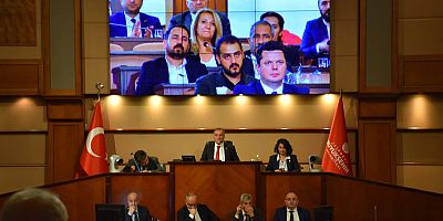 İBB Meclisi'nde kavga çıktı. Meclis üyeleri birbirinin üzerine yürüdü