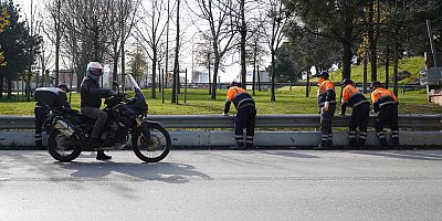 İBB’NİN ‘MOTORCU DOSTU BARİYER” ÇALIŞMALARI HIZ KESMEDEN DEVAM EDİYOR 