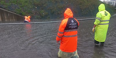 İBB, OLUMSUZLUK YAŞANAN KARAYOLLARI SORUMLULUĞUNDAKİ ALANLARA DA MÜDAHALE ETTİ