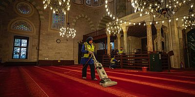 İBB TARİHİ CAMİLERİ TİTİZLİKLE TEMİZLİYOR