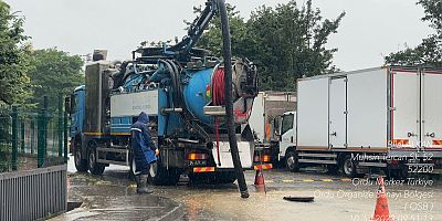 İBB YARDIM EKİPLERİ SEL BÖLGELERİNDE