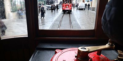 İETT’den Volkan Konak’a vefa: Nostaljik tramvayda unutulmaz şarkılarıyla anılıyor