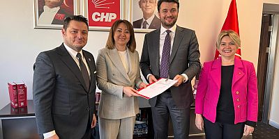 İmamoğlu'nun avukatı Mehmet Pehlivan, İmamoğlu'nun cumhurbaşkanlığı adaylığı başvuru belgelerini CHP Genel Merkezi'ne sundu