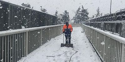 İSTANBUL’DA KARLA MÜCADELE SÜRÜYOR: İBB TAM KADRO SAHADA