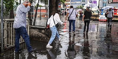 İSTANBUL’DA SAĞANAK YAĞIŞ ETKİSİNİ GÖSTERİYOR