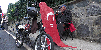 İstanbullu emekli, İmamoğlu'nun evinin önünde 