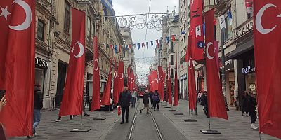 İstiklal Caddesi Türk bayraklarıyla donatıldı