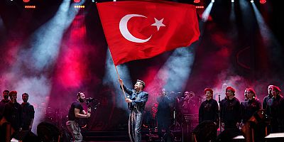 İZMİR’DE KENAN DOĞULU İLE TARİHİ KUTLAMA
