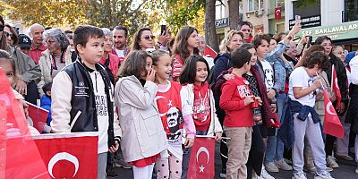 KADIKÖY'DE BÜYÜK CUMHURİYET YÜRÜYÜŞÜ ÖNCESİ RENKLİ GÖRÜNTÜLER