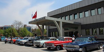 Kadıköy’de Sevgililer Günü’ne Özel Klasik Otomobil Konvoyu