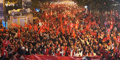 KADIKÖY’DE YÜZ BİNLER CUMHURİYET İÇİN YÜRÜDÜ