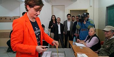 KAFTANCIOĞLU, OYUNU KULLANDI: “İSTANBUL’DA BİR OKULDA SINIF UYGUN OLMADIĞI İÇİN MÜŞAHİTLERİN SOKULMAK İSTENMEMESİ ÜZERİNE İTİRAZLA ORTADAN KALDIRILMIŞ”