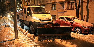 Karla mücadele ekibi aralıksız çalışıyor
