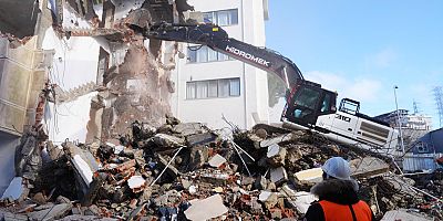 KARTAL BELEDİYESİ’NDEN GÜVENLİ VE DÜZENLİ ÇEVRE İÇİN METRUK YAPI ÇALIŞMASI
