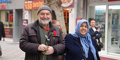 Kartal Belediyesi’nden Keman Eşliğinde Karanfil Dağıtımı
