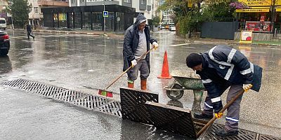 Kartal ilçesinde etkili olan sağanak yağış ve fırtına sonrasında harekete geçen Kartal  Belediyesi ekipleri