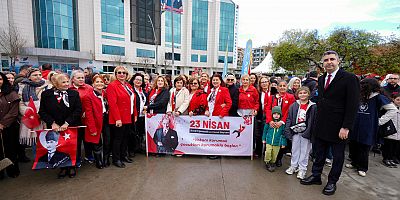 Kartal’da 23 Nisan Coşkusu Atatürk Anıtı’na Sunulan Çelenk Töreniyle Başladı