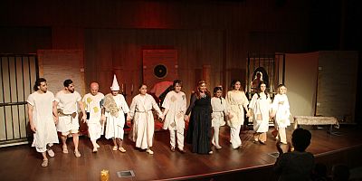 Kartal’da Tiyatro Rüzgârı: Hafta Boyunca Perdeler Kapanmıyor!