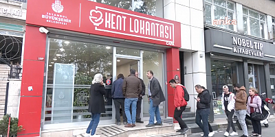 KENT LOKANTASI ÖNÜNDE SIRA BEKLEYEN VATANDAŞLAR: ''KİMİ ISTAKOZ, KİMİ MANDA YOĞURDU YİYOR... BİZ BOL BOL BETON ÜRETTİK TÜRKİYE'DE...