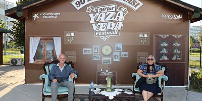 KÜÇÜKÇEKMECE’DE 90’LAR COŞKUSUYLA YAZA VEDA