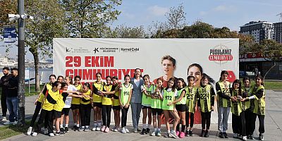 KÜÇÜKÇEKMECE'DE CUMHURİYET KOŞUSU DÜZENLENDİ