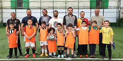 KÜÇÜKÇEKMECE'DE RENKLİ MAÇ: BABALAR VE OĞULLARI FUTBOL HEYECANI YAŞADI