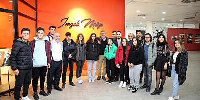 KÜÇÜKÇEKMECE’DEKİ İMZALI KİTAPLAR MÜZESİ’NE ÜNLÜ SPOR YORUMCUSU CEM DİZDAR KONUK OLDU