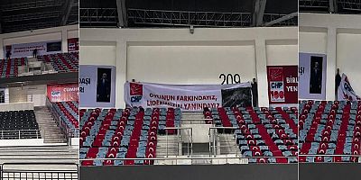 KURULTAY SALONUNDAKİ “OYUNUN FARKINDAYIZ, LİDERİMİZİN YANINDAYIZ” PANKARTI, KILIÇDAROĞLU’NUN TALİMATI İLE KALDIRILDI