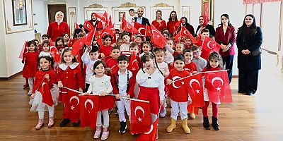 Minik Öğrencilerden Başkan Vekili Eray Karadeniz’e “Bayrak Sevgisi” Ziyareti